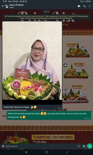 Tangkapan layar WhatsApp: pelanggan mengirim foto bersama tumpeng Sedop dan berterima kasih