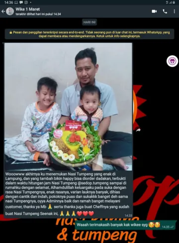 Tangkapan layar WhatsApp: keluarga berfoto dengan tumpeng Sedop, pelanggan memuji rasa dan pelayanan